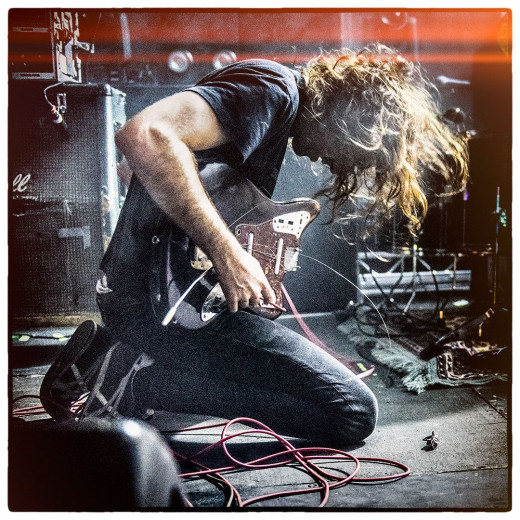 Oliver Ackermann of A Place To Bury Strangers (continues playing on the guitar he smashed before) © Clemens Mitscher Rock & Roll Fine Arts
