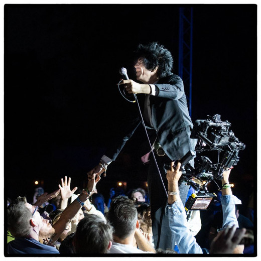 Punk legend Ian Svenonius, who introduced Jarvis Cocker, spiced up the raging crowd with the words "Do you want a backstage pass?" Desert Daze / Lake Perris / California © Clemens Mitscher Rock & Roll Fine Arts