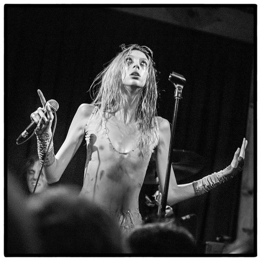 Arrow de Wilde of Los Angeles shooting stars Starcrawler at Barracuda Austin. In a performance review in The Guardian the band was described as "Blending the sludgy, doom-laden riffs of Black Sabbath with the urgent pop-punk of The Runaways, the young LA band Starcrawler are a group whose entire DNA seems linked to the 1970s."©  Clemens Mitscher Rock & Roll Fine Arts