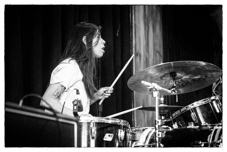Looking back: Marian Li Pino of Los Angeles based surf-rock foursome based La Luz at LEVITATION 2016 by Clemens Mitscher @laluzband LEVITATION #levitation2016