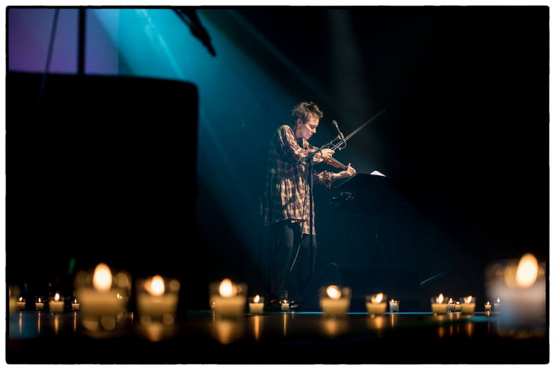 One week after the death of her husband Lou Reed, Laurie Anderson gave a very intimate concert at Gibson Club Frankfurt. On the stage floor: 71 candles. © Clemens Mitscher Rock & Roll Fine Arts